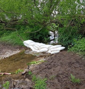 Pang Valley Flood Forum deployed these FloodSax alternative sandbags to stop water overflowing from the Pang River in West Berkshire