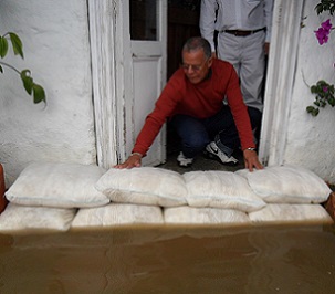 FloodSax as alternative sandbags stopping filthy floodwater getting into a house