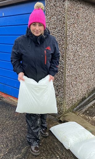 Lucy Bailey building a flood protection wall with FloodSax alternative sandbags