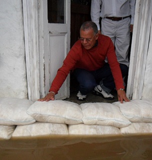 FloodSax sandless sandbags holding back filthy floodwater